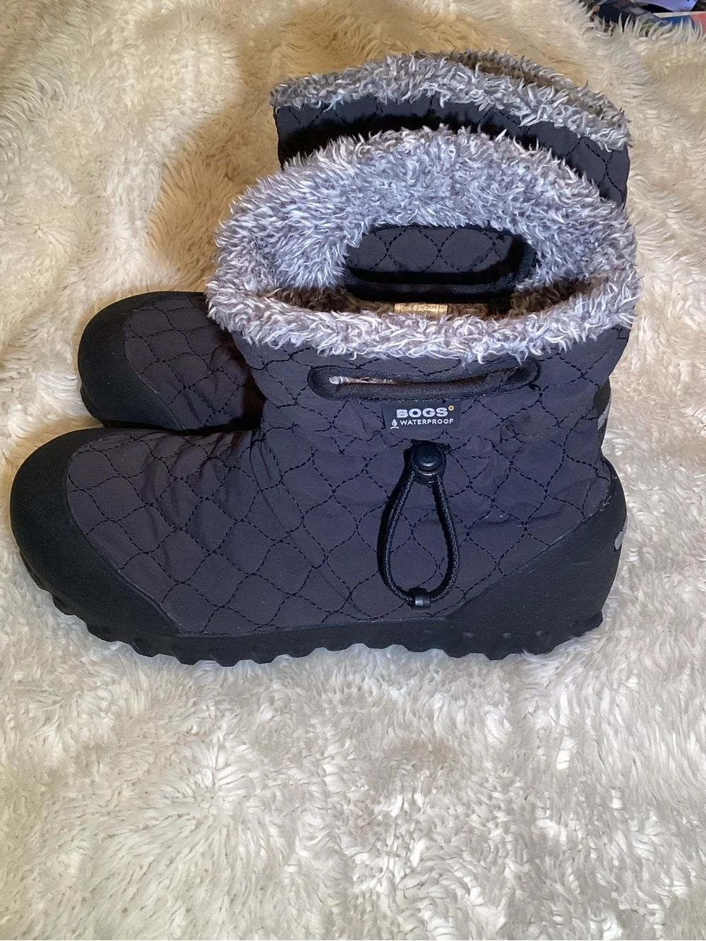 BOGS Women's Quilted Ankle Winter Boots in Charcoal Gray size 8